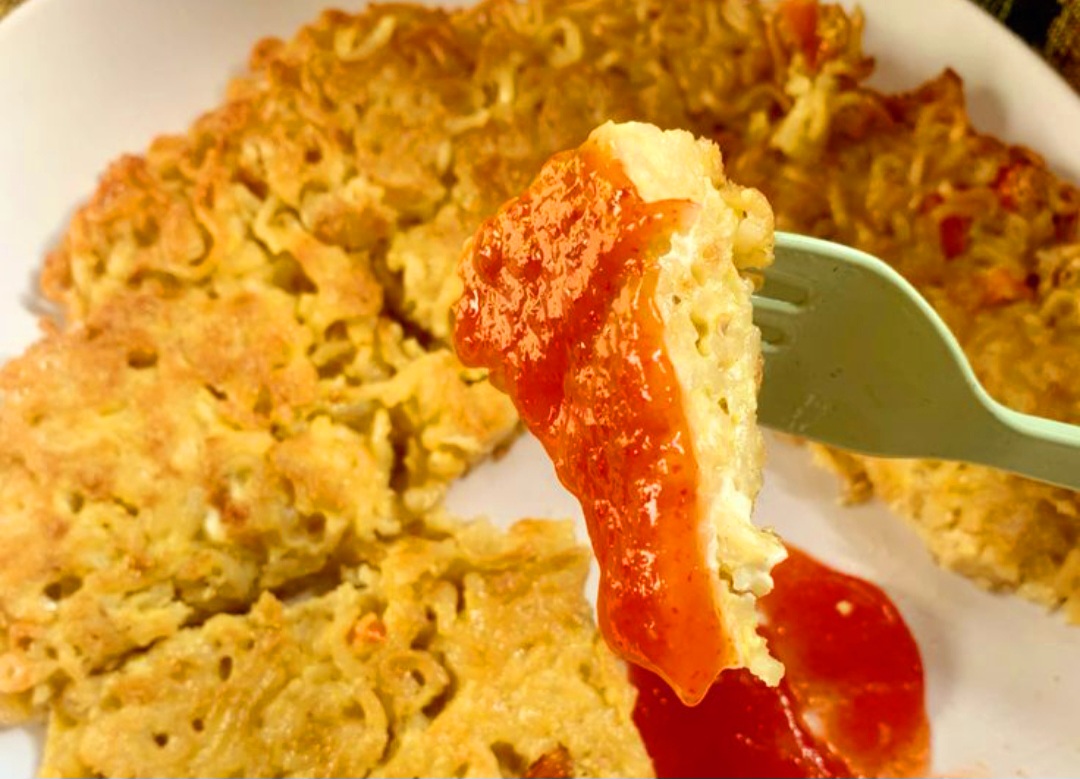 Omelet mie instan kekinian.