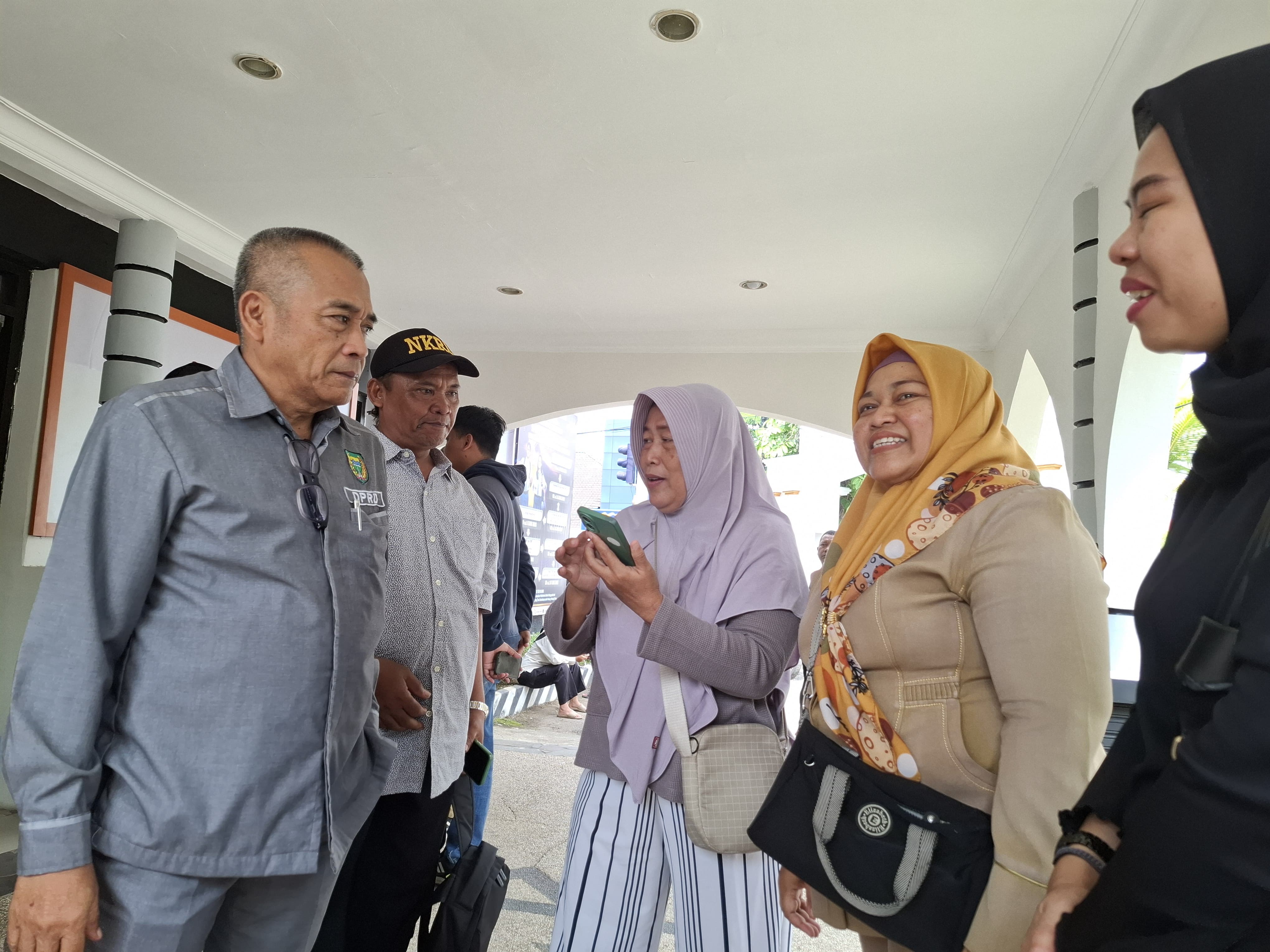 Sejumlah wali murid mengadu ke DPRD dan cabdindik wilayah Madiun terkait sistem SPMB yang membuat anak mereka tak tertampung di SMAN. FOTO: ANGGIYAN BAYU/RADAR MADIUN