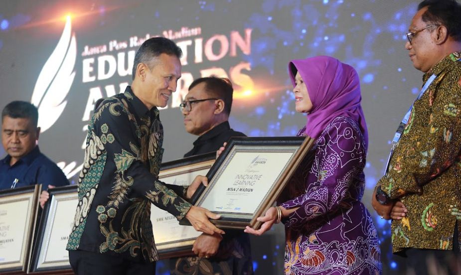 MTsN 2 Madiun dianugerahi penghargaan Innovative Learning di ajang Radar Madiun Education Awards 2025.