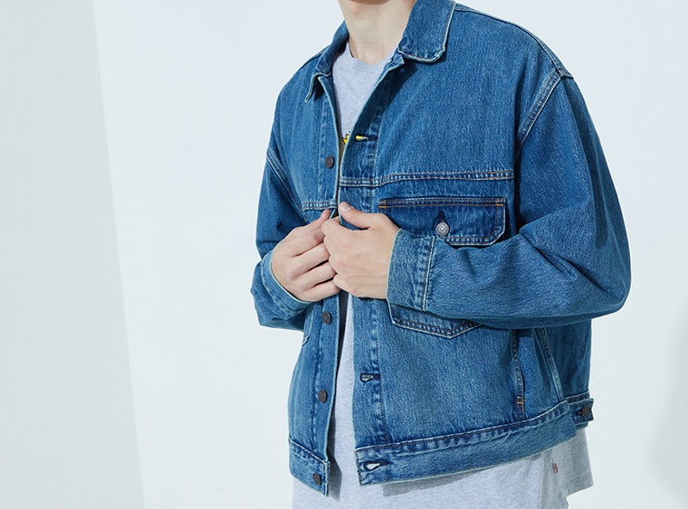 Ilustrasi panduan memilih jaket denim sesuai bentuk tubuh.