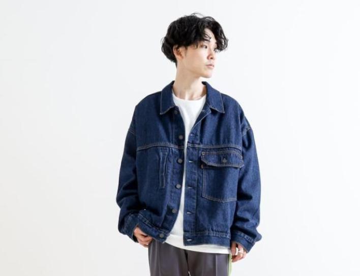 Ilustrasi jaket denim oversize pria untuk gaya hiphop.