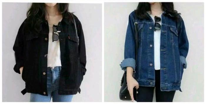 Ilustrasi jaket denim hitam dan biru.
