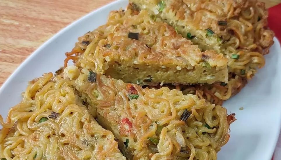 Ilustrasi martabak mie telur