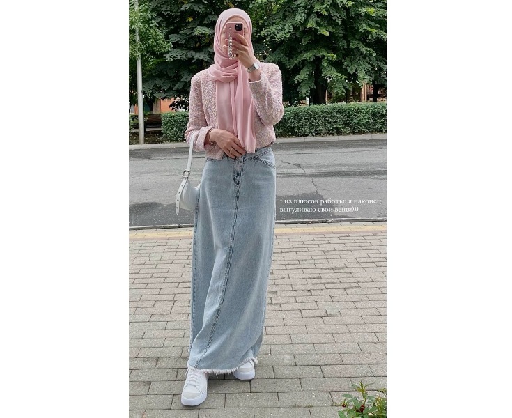 Ilustrasi inspirasi outfit jeans hijab.