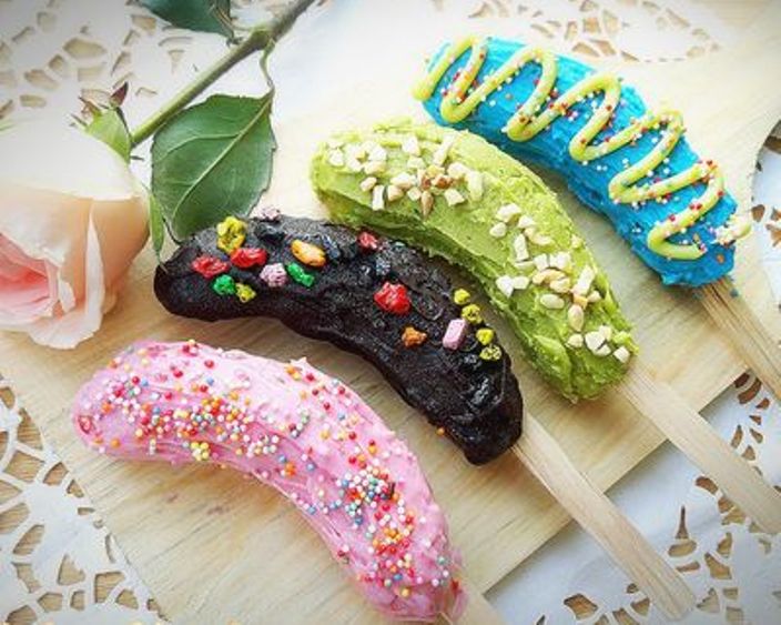 Ilustrasi resep pisang cokelat celup warna-warni.