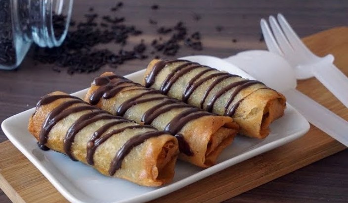 Ilustrasi piscok kulit lumpia yang lumer.