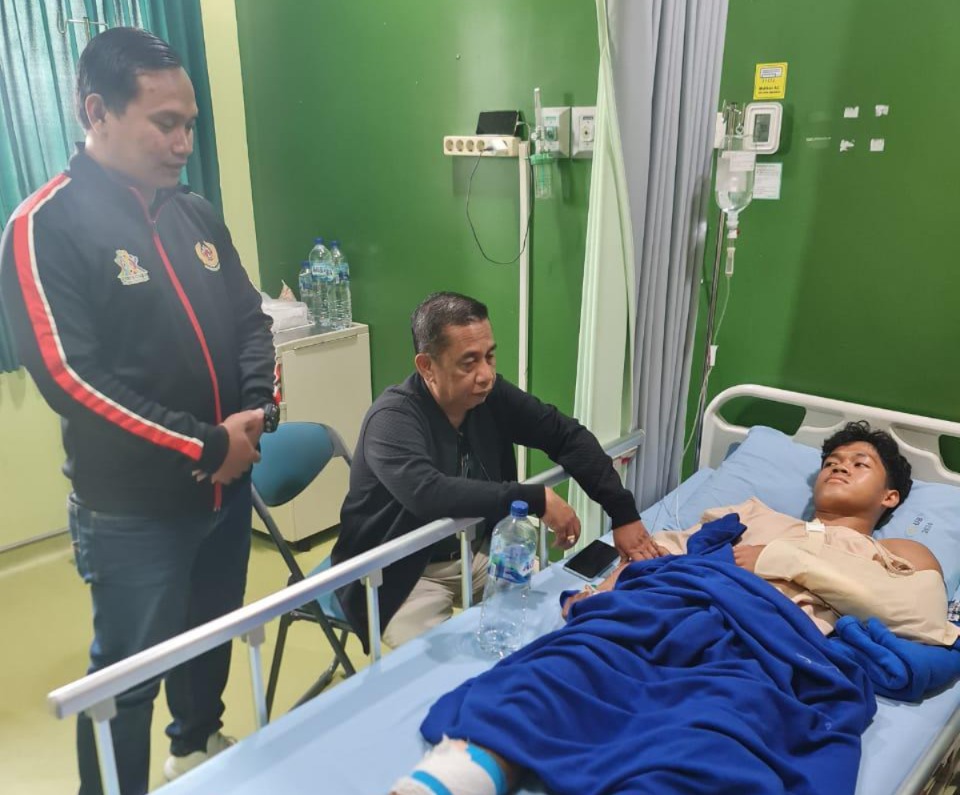 Ketua KONI Ngawi Faisol menjenguk Hafizal Irham Yaramadhan, atlet jujitsu yang cedera patah tulang saat bertanding di Porprov IX. Foto: KONI untuk Jawa Pos Radar Ngawi