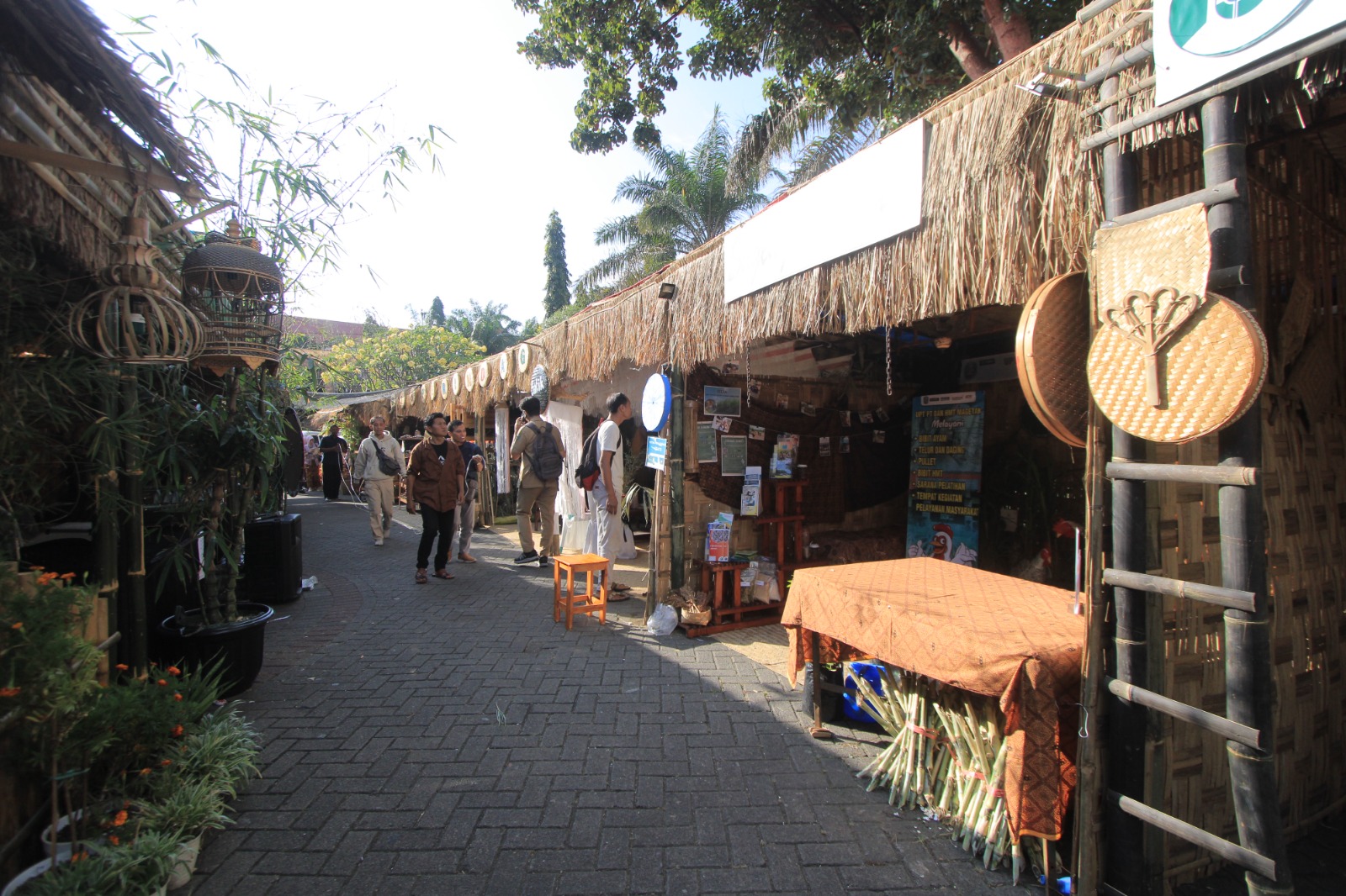 Bupati Magetan Nanik Endang Rusminiarti membuka Festival Bambu 2025 sebagai peringatan HLH Sedunia sekaligus kampanye perubahan perilaku pengelolaan sampah. Foto: Dokumentasi Pemkab Magetan