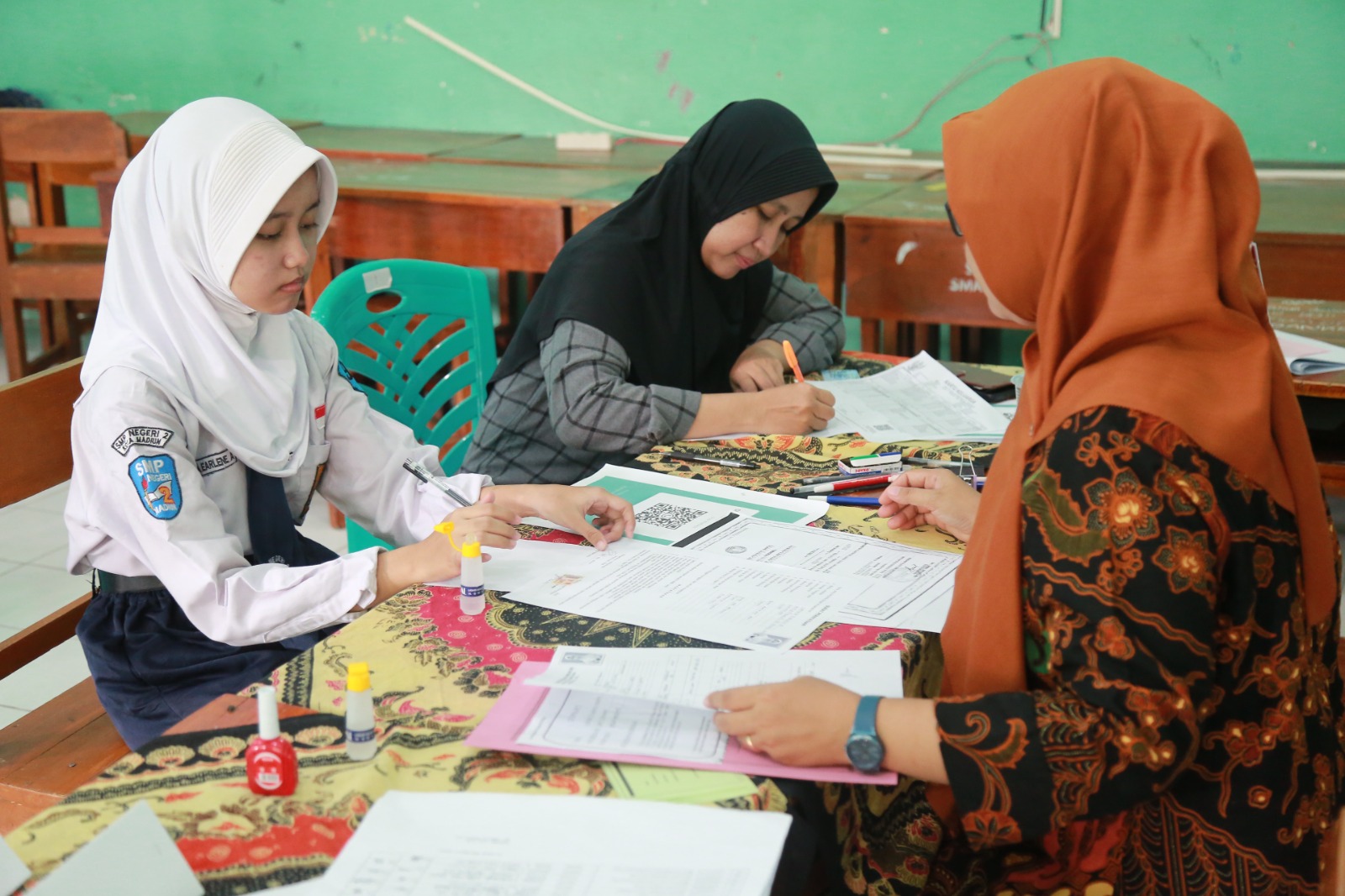 Calon siswa baru melakukan proses daftar ulang di SMAN 5 dan SMAN 6 Madiun hasil seleksi jalur domisili dan sebaran SPMB 2025/2026. Foto: Bagas Bimantara/Radar Madiun