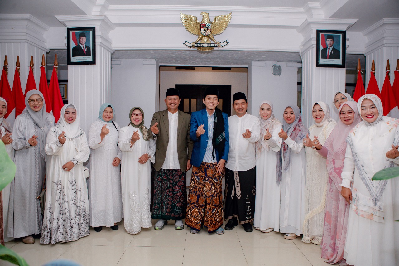 Owner DNY Skincare Denny Rachmawati (dua dari kanan) bersama dengan Gus Iqdam dan Wali Kota Madiun Maidi. FOTO: ISTIMEWA