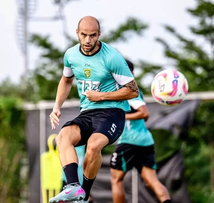 Bek tengah Persebaya Surabaya Risto Mitrevski saat sesi latihan bersama pemain lainnya.