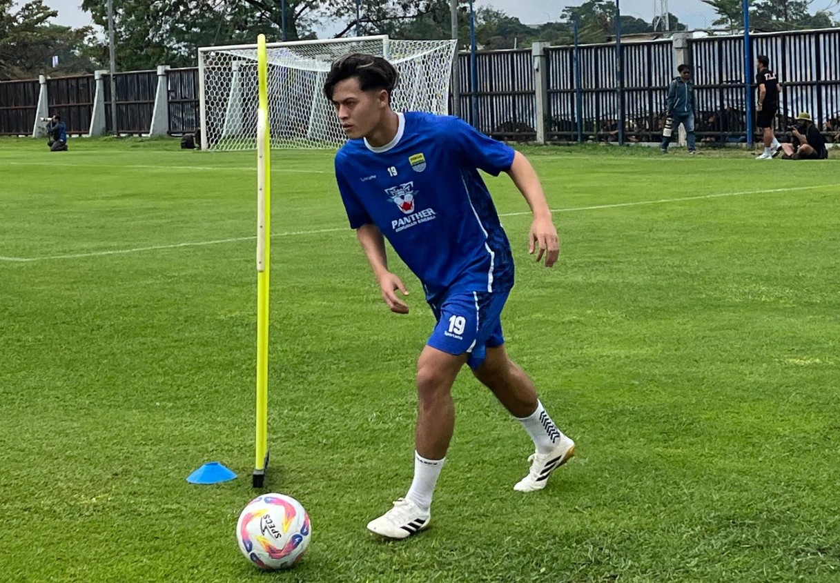 Bek Persib Bandung Alfeandra Dewangga sedang berlatih.