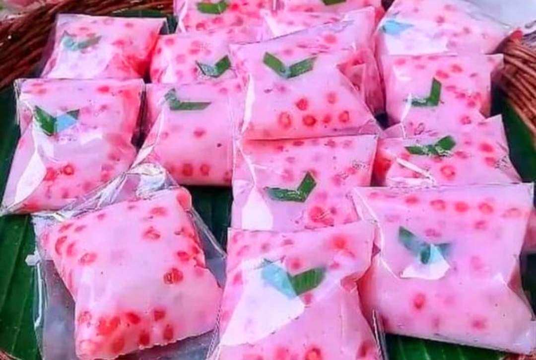 Nagasari pisang lembut berbagai varian: uli, mutiara, pandan, hingga bunga telang.