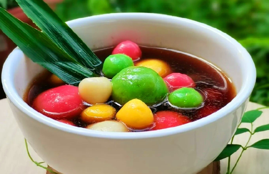 Wedang ronde hangat, minuman khas Jawa pengusir dingin dengan bola ketan isi kacang dan kuah jahe rempah.
