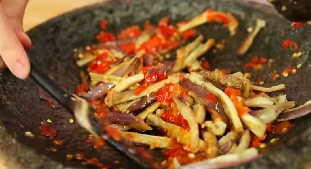 Sambal terong sederhana hanya 3 bahan, ala Chef Devina Hermawan.
