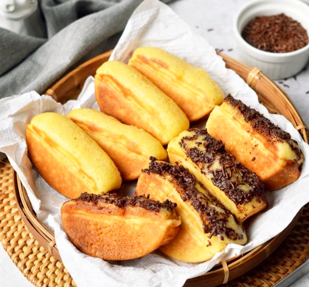 Kue pukis keju cokelat empuk, praktis dibuat, topping meses & keju lumer.