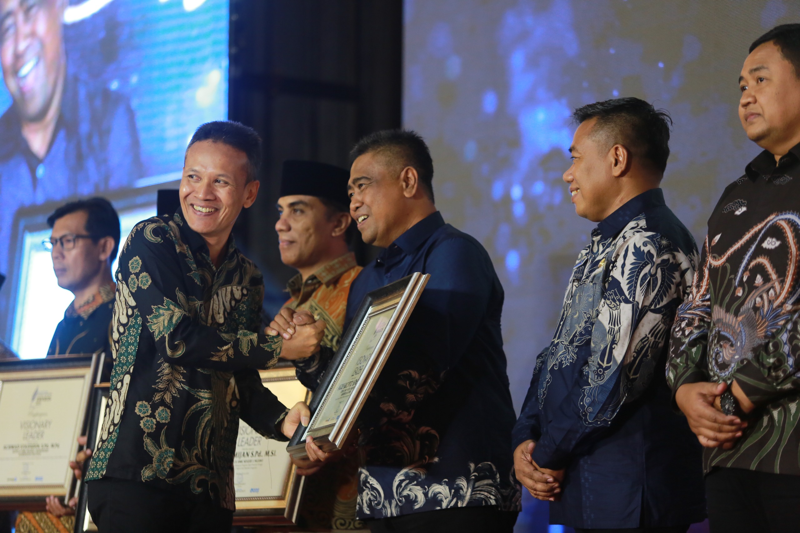 SMPN 4 Mejayan meraih penghargaan Radar Madiun Education Awards. FOTO: BAGAS BIMANTARA/RADAR MADIUN