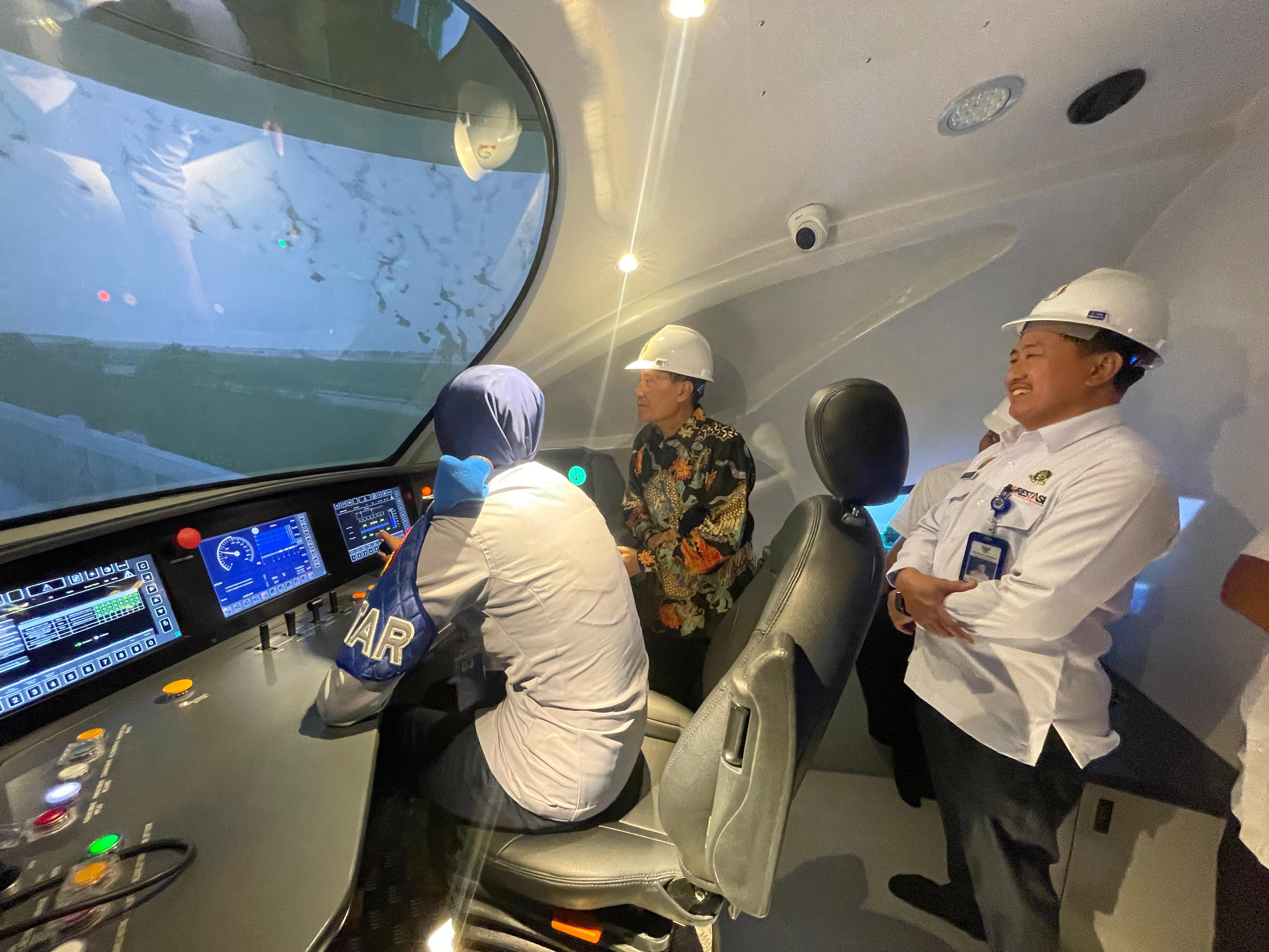 Anggota Komisi V DPR RI Supriyanto saat mencoba simulator high speed train di PPI Madiun.