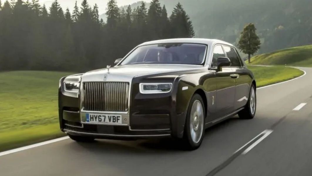 Rolls Royce, mobil asal Inggris.