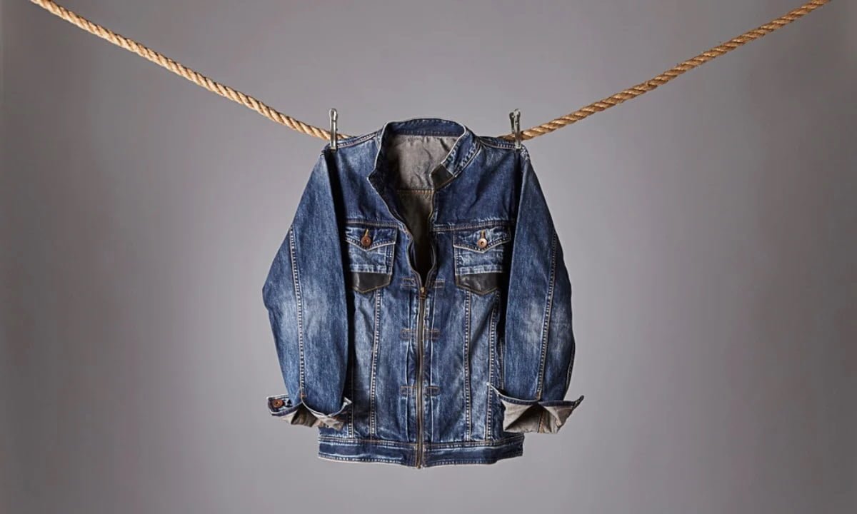 Ilustrasi mencuci jaket denim pria.