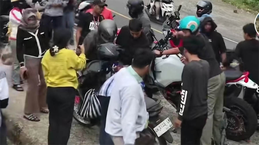 Tangkapan layar video saat Desta mengalami insiden ketika touring moge di kawasan Sembalun, Lombok Timur, Nusa Tenggara Barat.