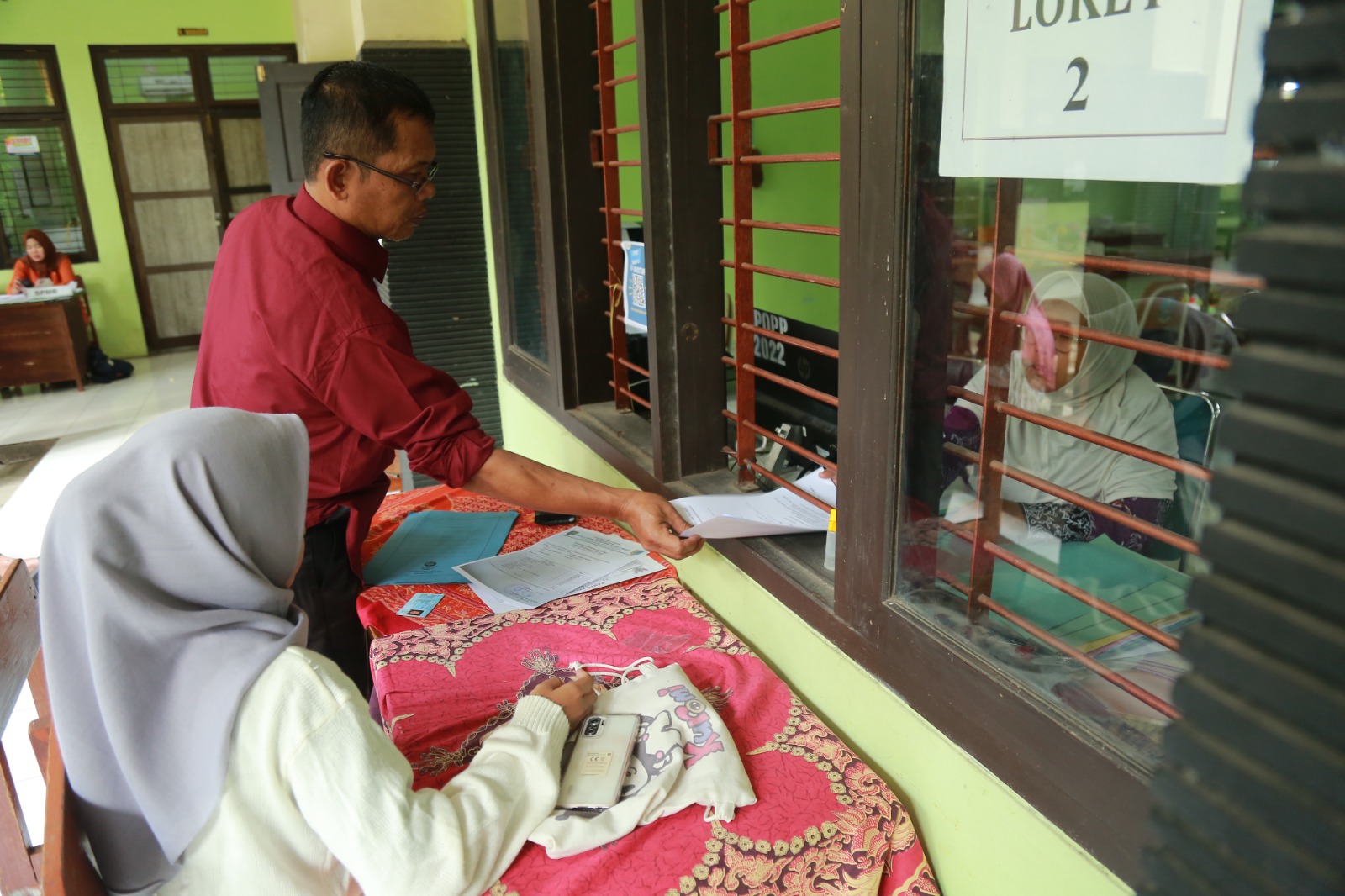 Sejumlah calon siswa melakukan proses daftar ulang di SMAN yang menjadi pilihan mereka dalam pelaksanaan SPMB tahun ajaran 2025/2026. FOTO: BAGAS BIMANTARA/RADAR MADIUN