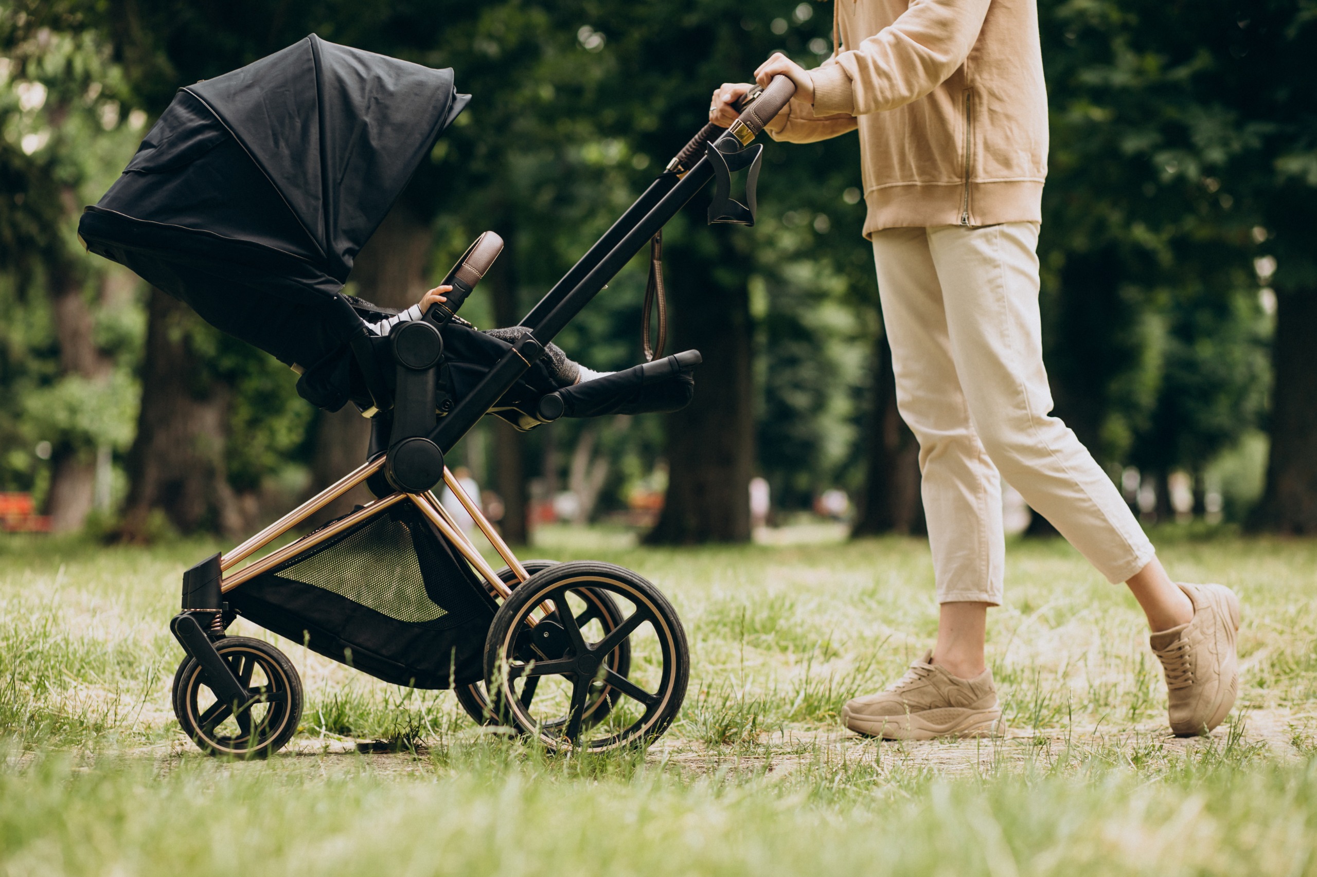 Jalan-jalan bersama bayi jadi lebih menyenangkan dengan stroller yang tepat.