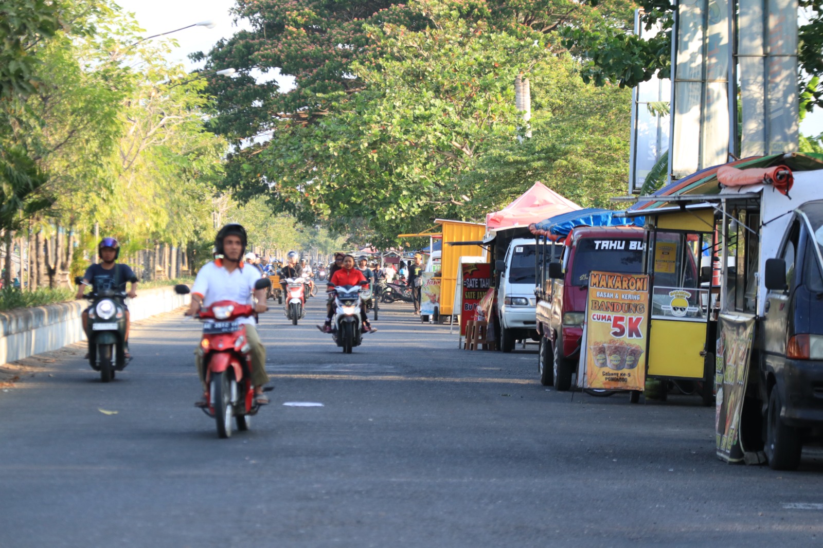 Pada setiap hari Minggu suasana di Jalan Suromenggolo kerap ramai dan dipenuhi pedagang kaki lima hingga mirip seperti pasar kaget. FOTO: SUGENG DWI N/RADAR PONOROGO