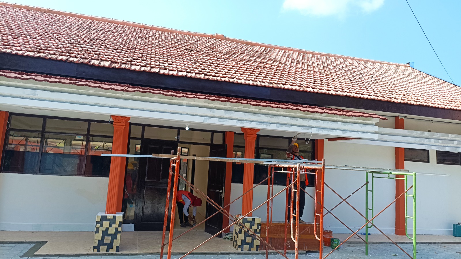 Renovasi gedung yang akan dijadikan Sekolah Rakyat di Pacitan pengerjannya molor dari jadwal yang ditentukan. FOTO: NUR CAHYONO/RADAR PACITAN
