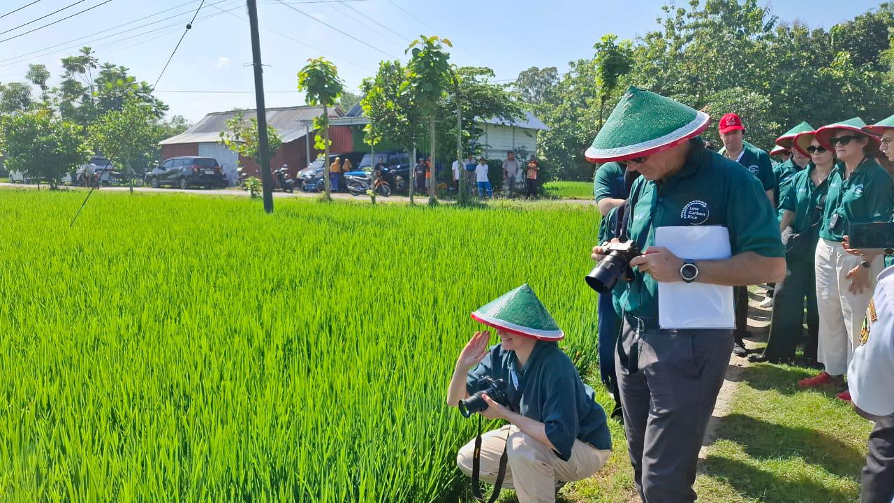Delegasi Uni Eropa untuk Indonesia kunjungi lahan pertanian dan penggilingan padi rendah karbon di Desa Klumutan, Saradan, kemarin (1/7). FOTO: DIAN RAHAYU/RADAR MADIUN