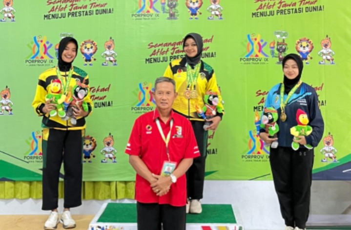 Dua atlet menembak Kabupaten Madiun menampati podium juara nomor Porprov IX/Jatim 2025. FOTO: ISTIMEWA