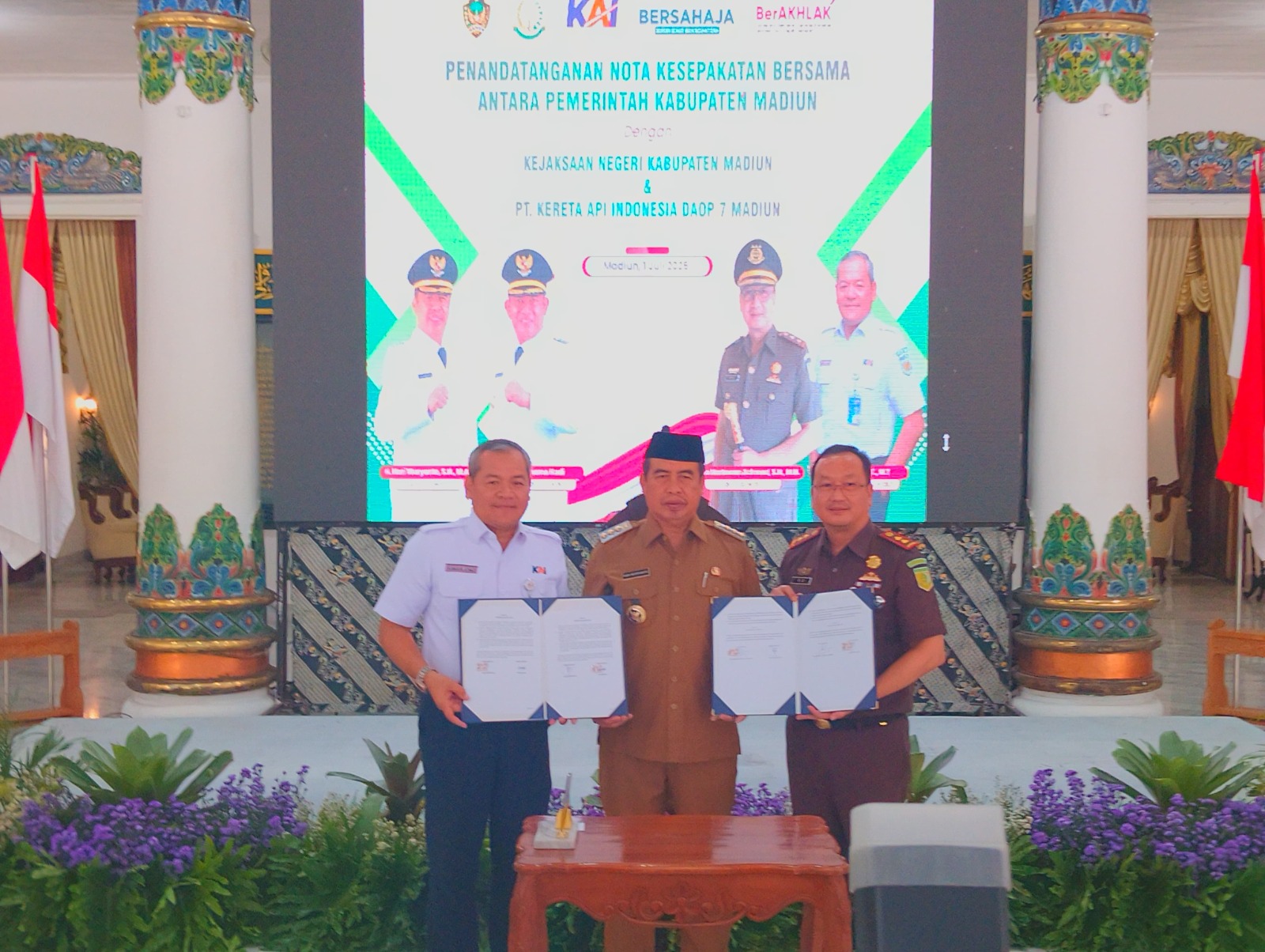 Bupati Hari Wuryanto menandatangani nota kesepakatan dengan PT KAI Daop 7 Madiun di Pendopo Muda Graha. FOTO: ISTIMEWA