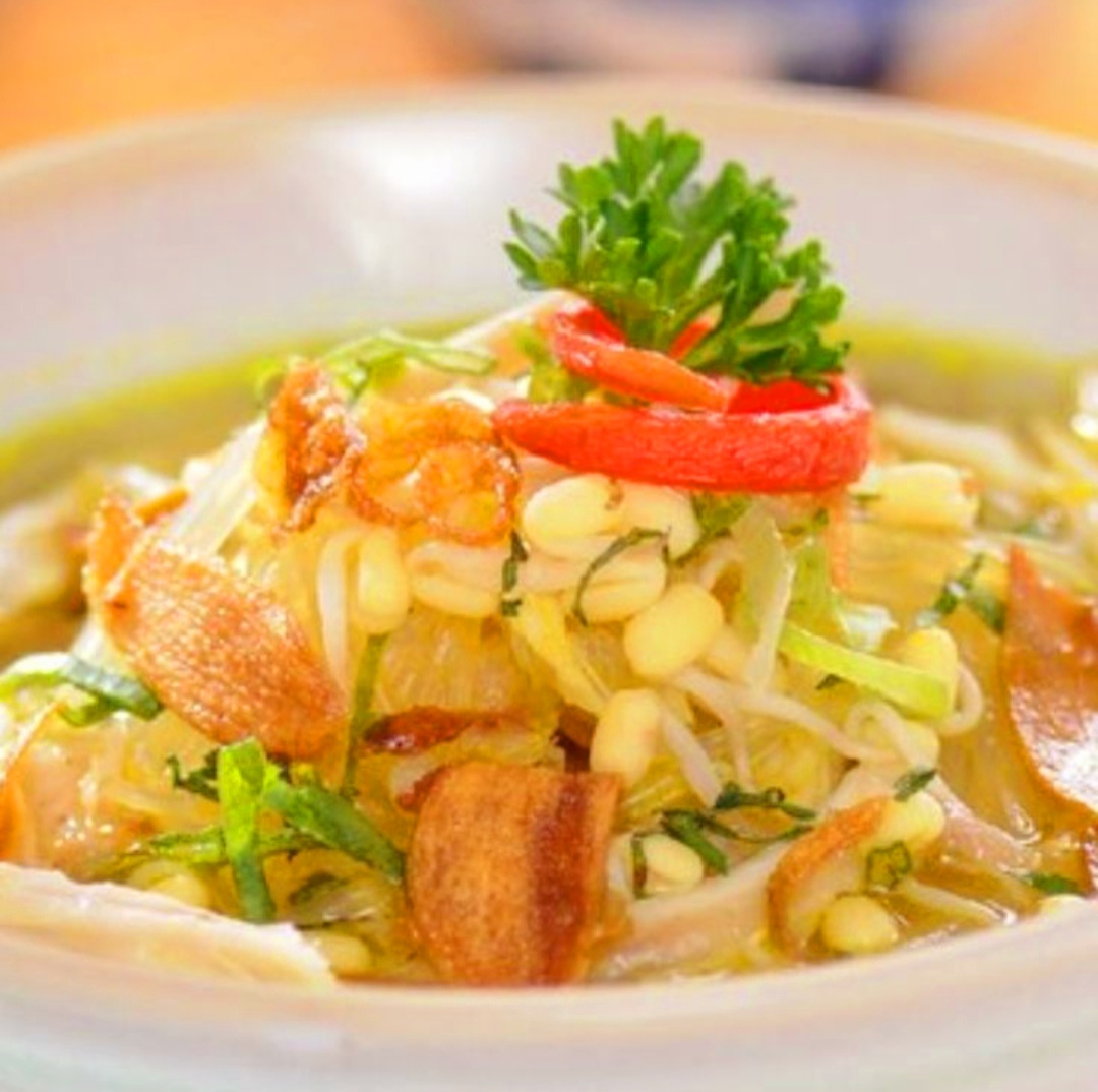 Soto ayam Semarang dikenal dengan kuah bening segar dan isian lengkap.