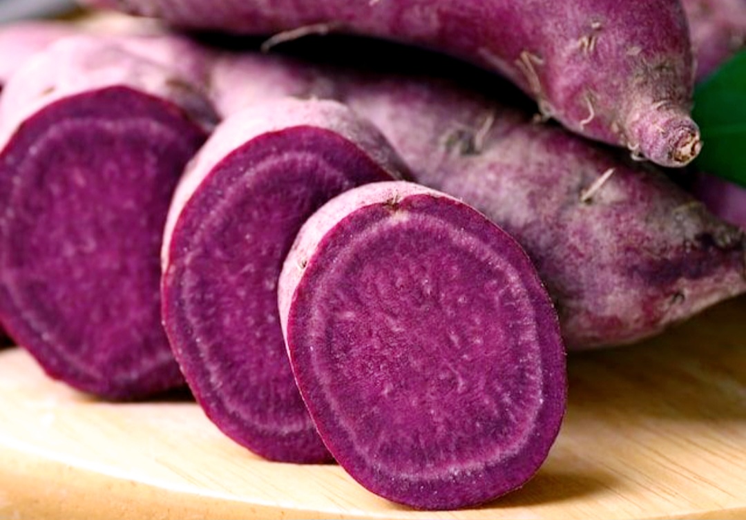 Konsumsi ubi ungu rebus agar nutrisi tetap utuh untuk diet sehat.