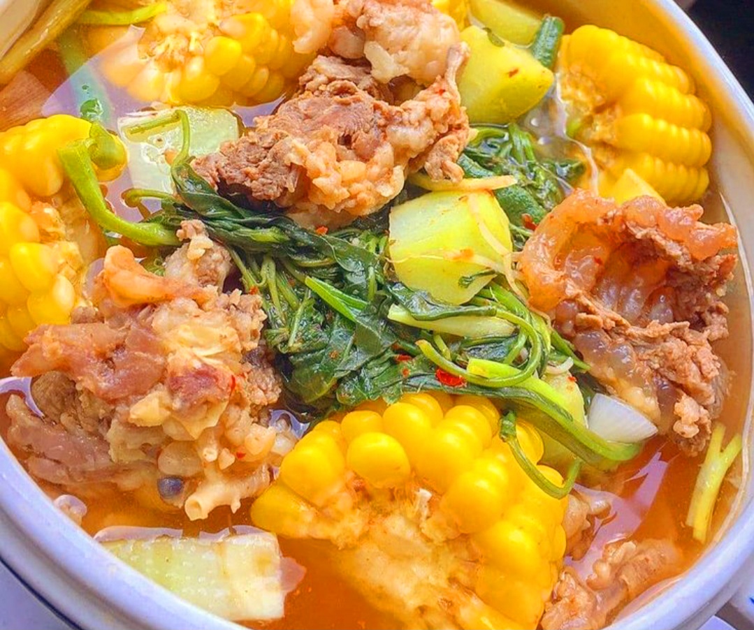 Segarnya sayur asem Jakarta dengan kuah merah pedas gurih.