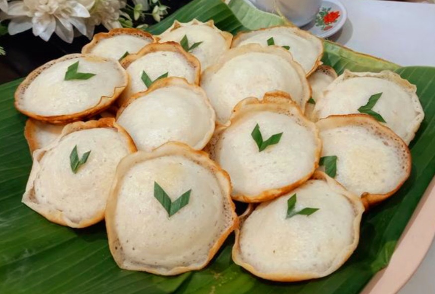 Nikmati lembutnya apem selong, jajanan tradisional khas pasar rakyat yang selalu digemari.