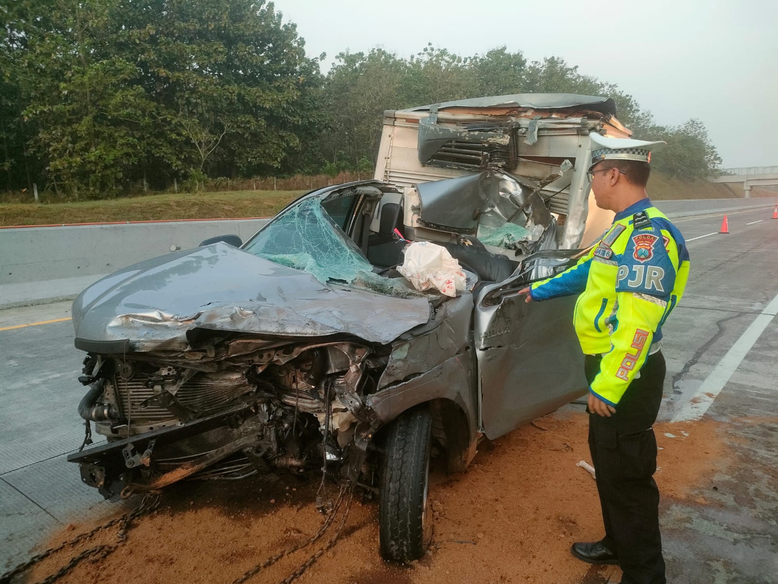 Polisi melakukan olah TKP di lokasi kecelakaan yang melibatkan antara mobil pikap dengan truk di Jalan Tol Madiun, Rabu (2/7). FOTO: UNIT GAKKUM SATLANTAS POLRES MADIUN