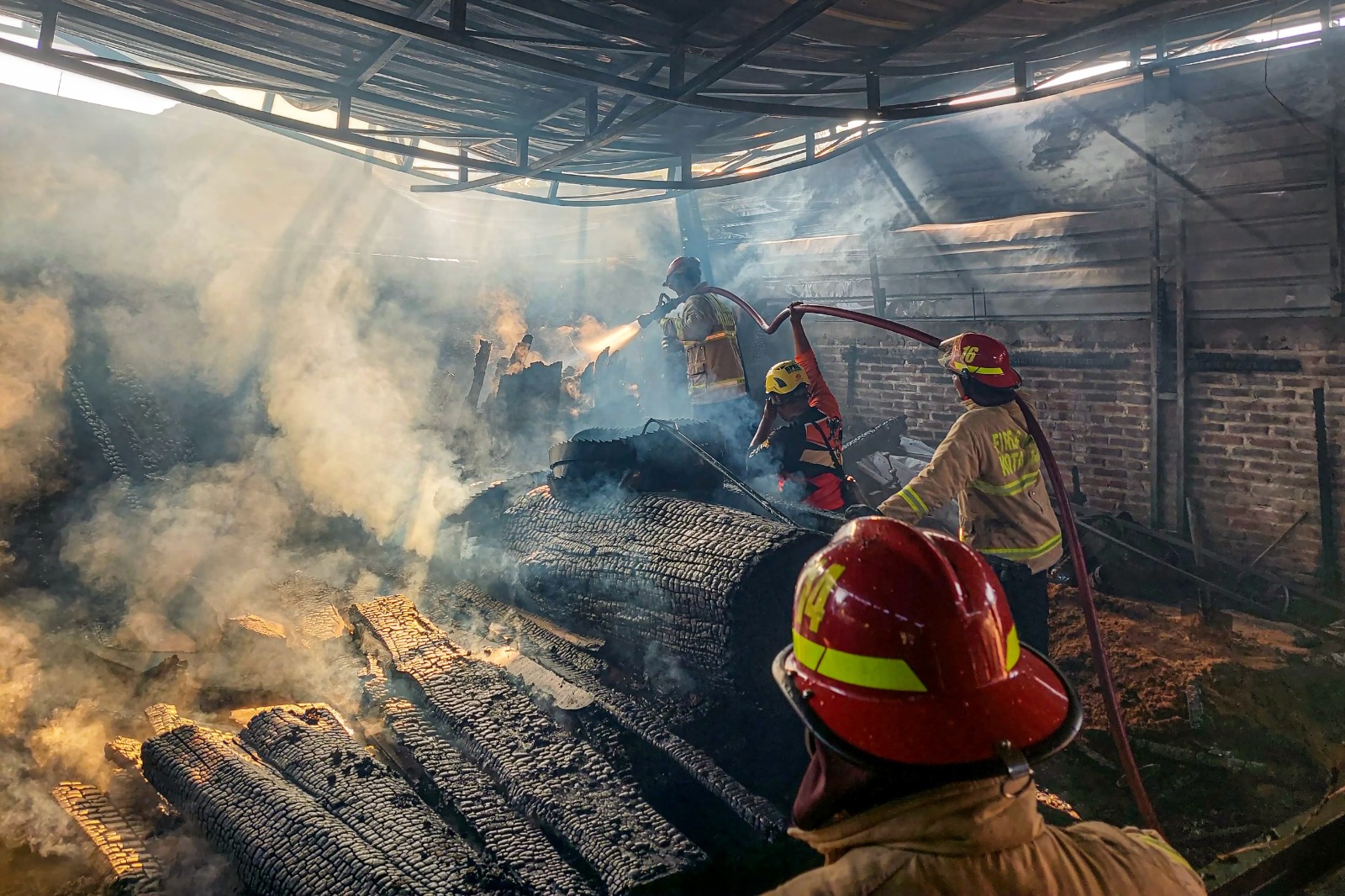 Petugas damkar memadamkan api yang membakar habis gudang kayu di Sogaten, Kota Madiun, Rabu (2/7) pagi. FOTO: BAGAS BIMANTARA/RADAR MADIUN