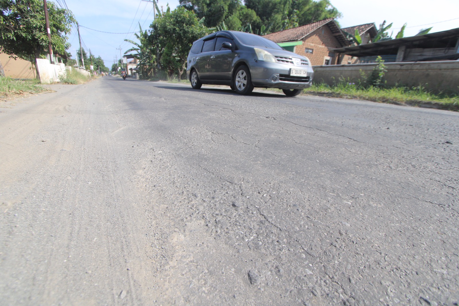 Kondisi ruas jalan kabupaten yang berada di kawasan Desa Tanjungsepreh, Maospati telah mulus usai diaspal kembali pasca didemo warga setempat beberapa waktu lalu.  FOTO: AJI PUTRA/RADAR MAGETAN