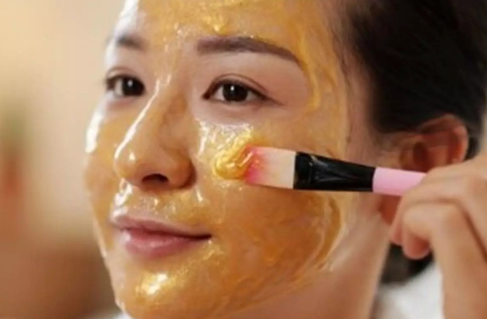 Ilustrasi masker madu untuk wajah.