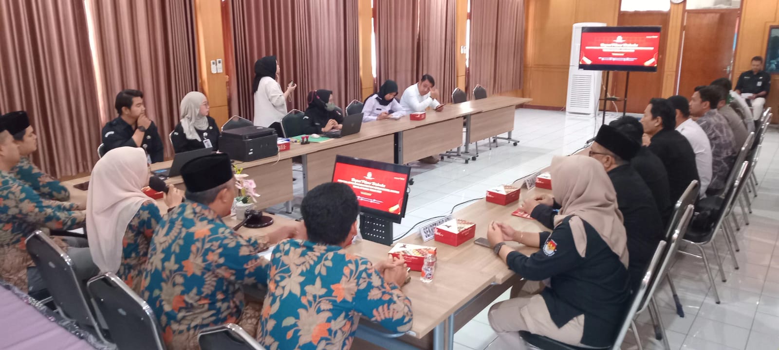 Rapat pleno KPU Kota Madiun membahas hasil pemutakhiran data pemilih triwulan II di Kantor KPU, Rabu (2/7). FOTO: KPU KOTA MADIUN