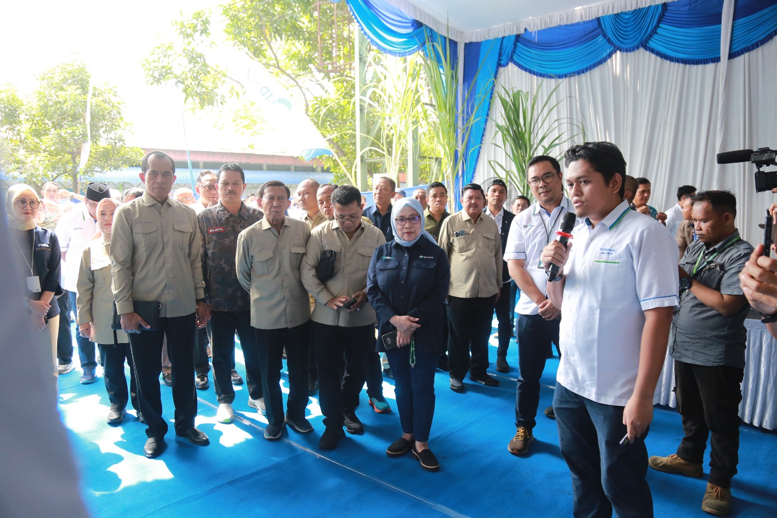 Wakil Ketua Komisi IV DPR RI Abdul Kharis Almasyhari saat meninjau PG Rejo Agung Baru di Kota Madiun, Kamis (3/7). FOTO: BAGAS BIMANTARA/JAWA POS RADAR MADIUN