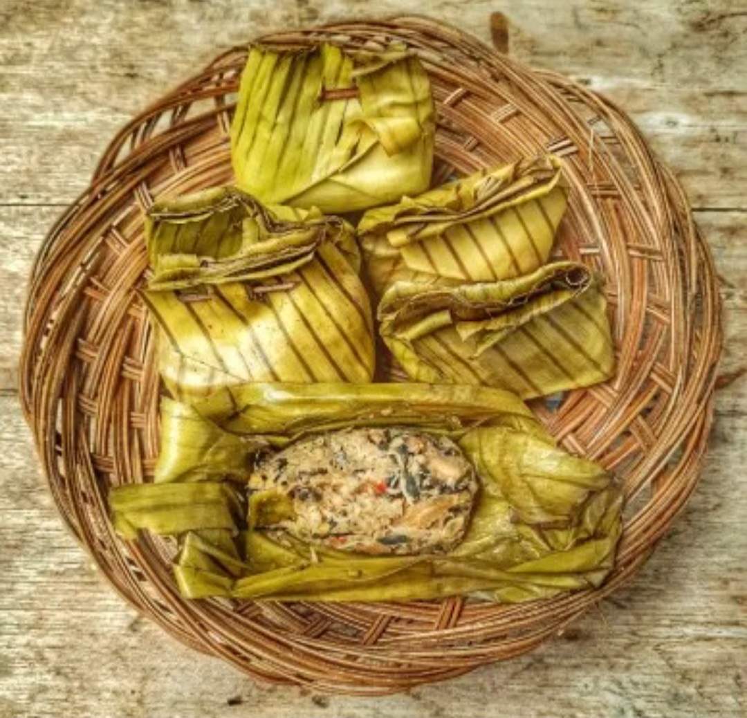 Bothok daun sembukan jadi lauk sederhana khas kampung yang makin diburu.