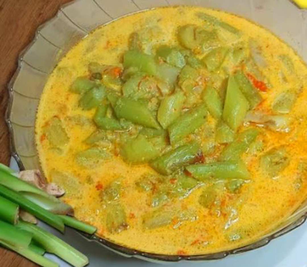 Sayur lompong, atau sayur batang talas.