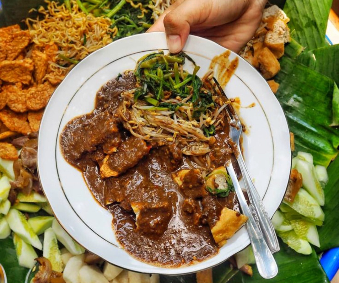Rujak cingur Surabaya punya sensasi unik dengan cingur sapi rebus dan bumbu kacang petis.