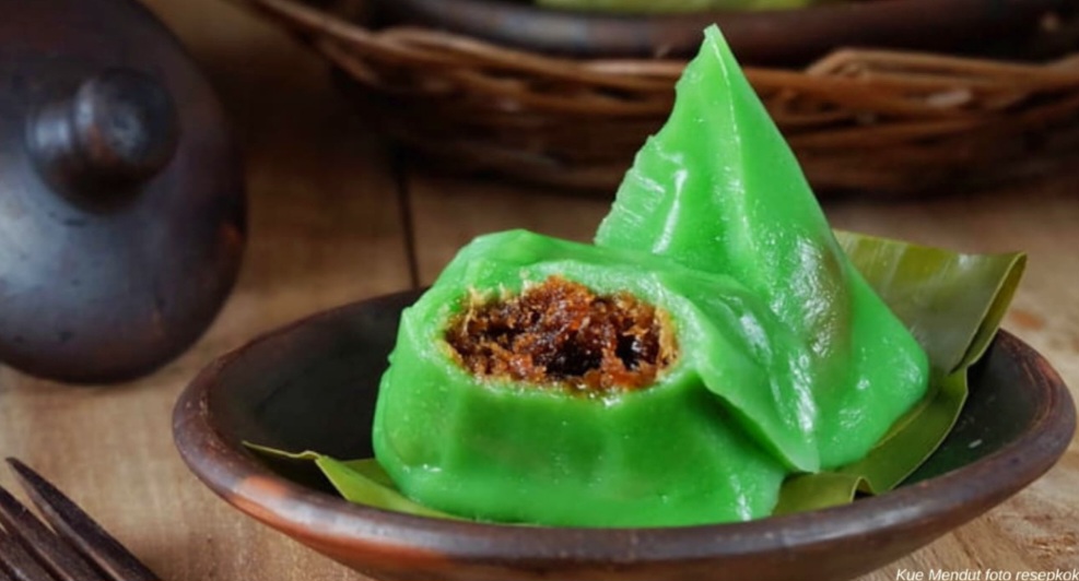 kue mendut ketan pandan isi kelapa, kenyal legit, mudah dibuat di rumah.