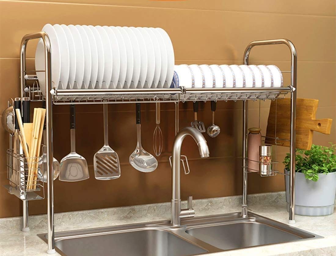 Ilustrasi rak piring yang bikin kitchen set terlihat rapi.