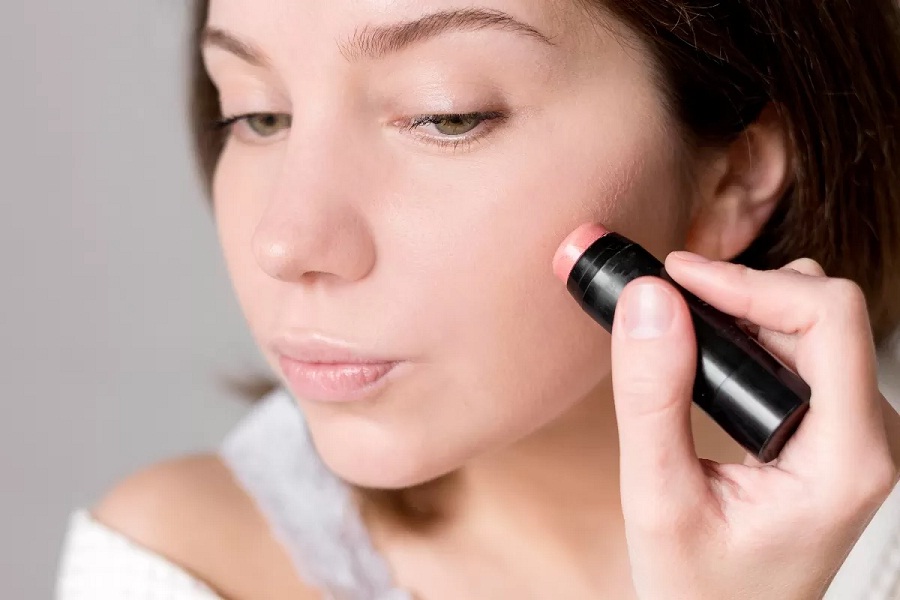 Blush on stick creamy dan natural. Tips kecantikan kali ini mengulas kelebihan dan cara penggunaanya.