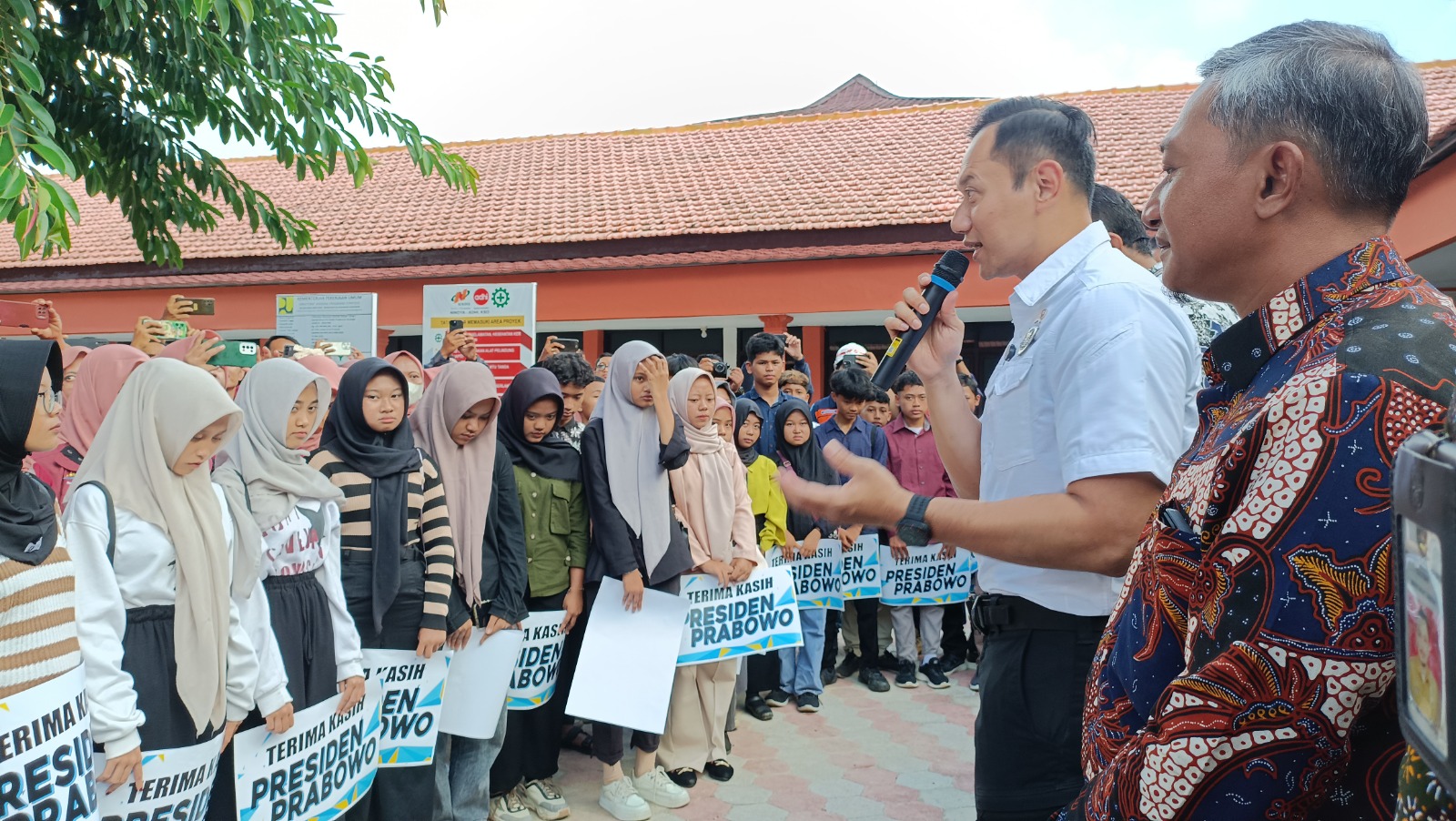 Menko Infrastruktur dan Pembangunan Kewilayahan AHY meninjau progres renovasi gedung Sekolah Rakyat Pacitan, Kamis (3/7).