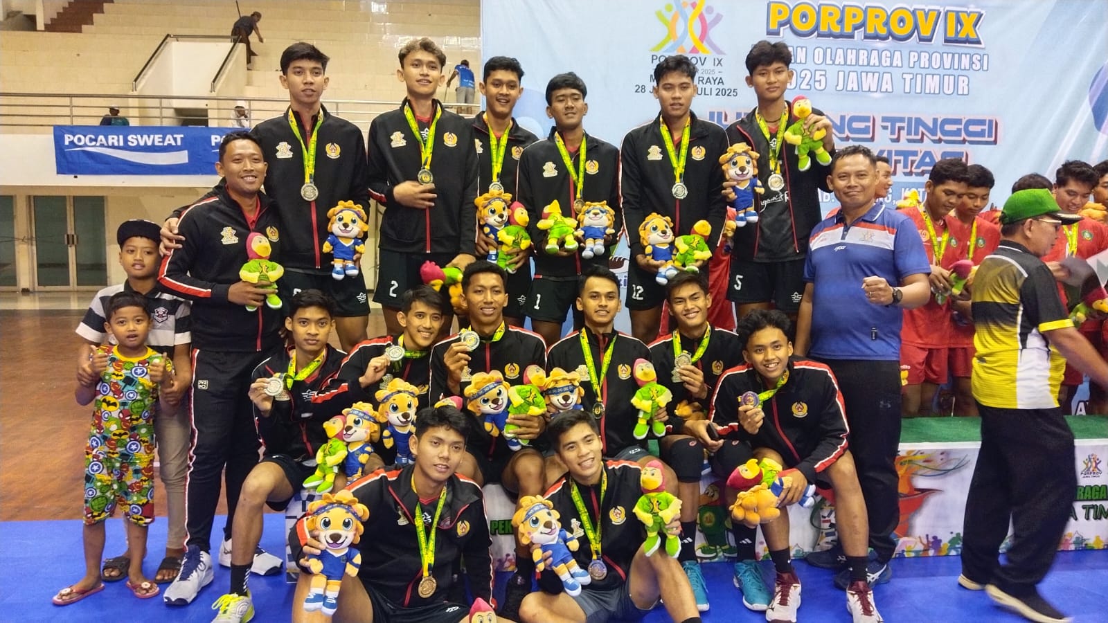 Tim bola voli Ngawi menerima medali perak usai tampil sebagai runner-up Porprov Jatim 2025 di GOR Ken Arok, Kamis (3/7). KONI UNTUK JAWA POS RADAR NGAWI